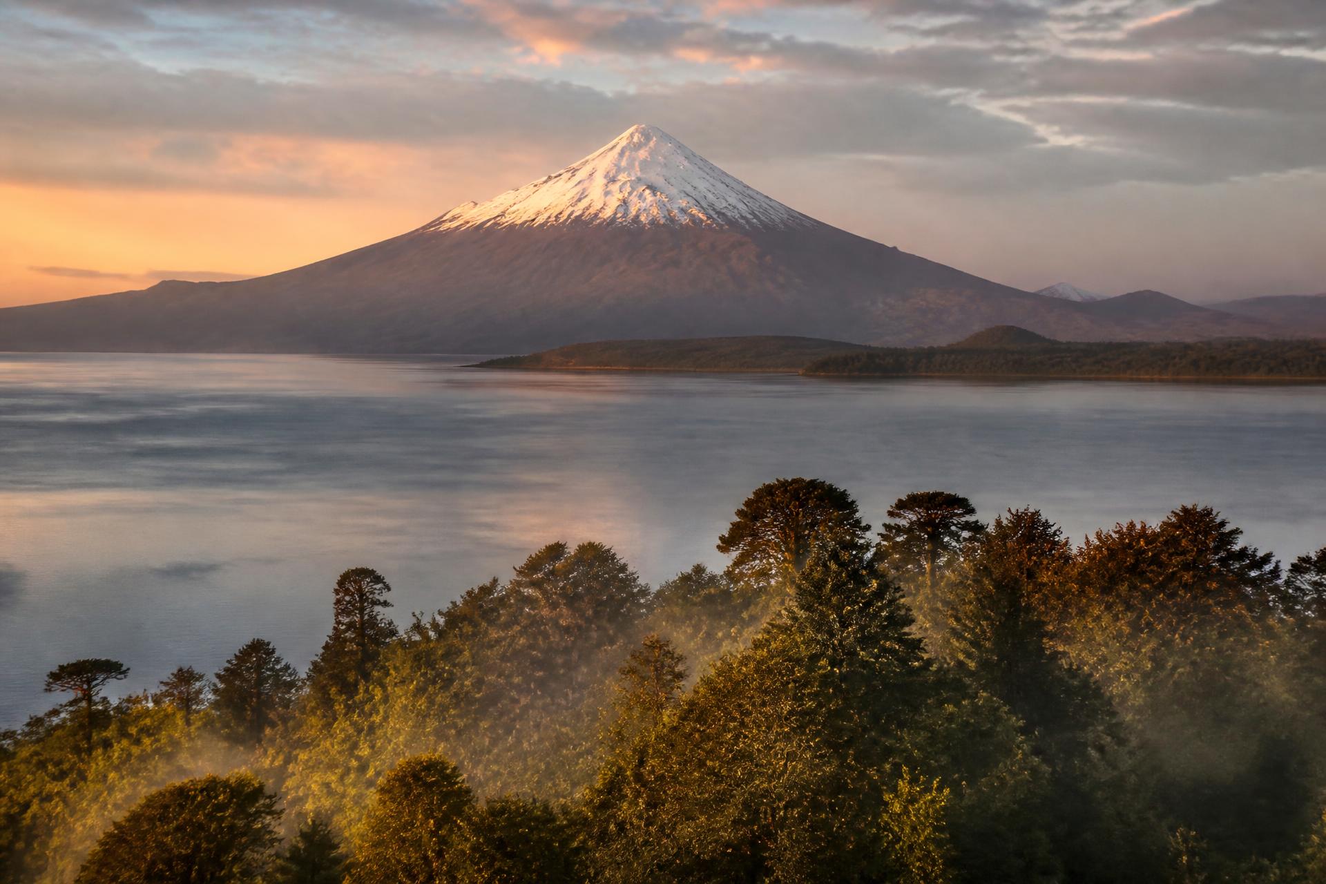 Volcán Osorno y Lago Llanquihue al atardecer